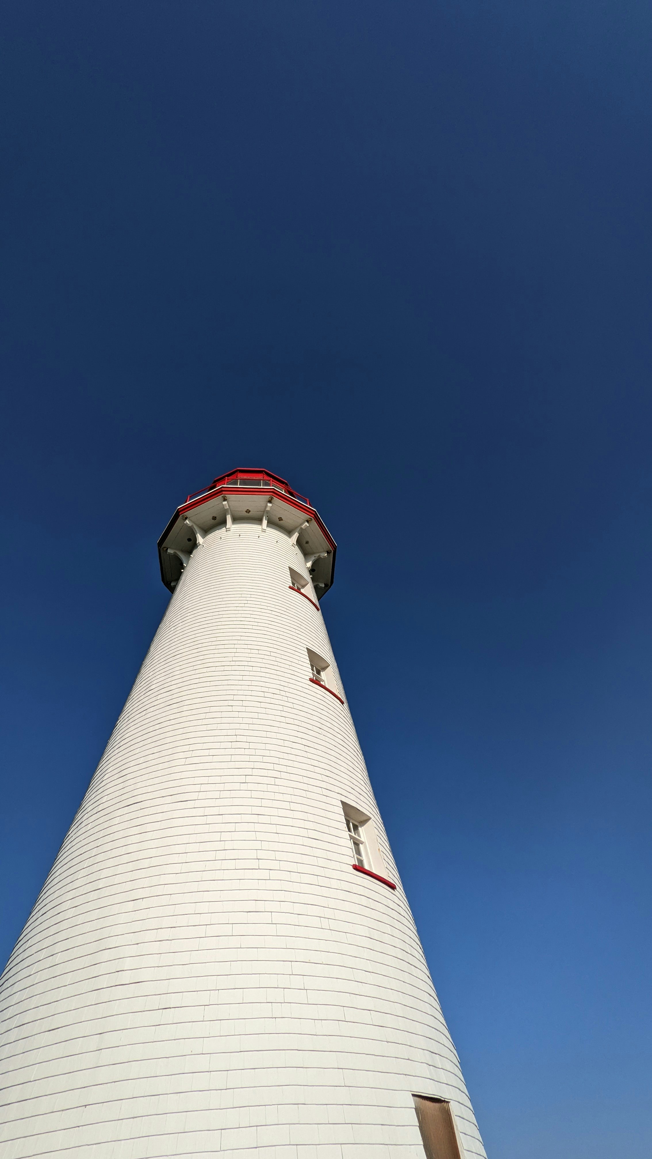 a-tall-white-tower-photo-free-canada-image-on-unsplash