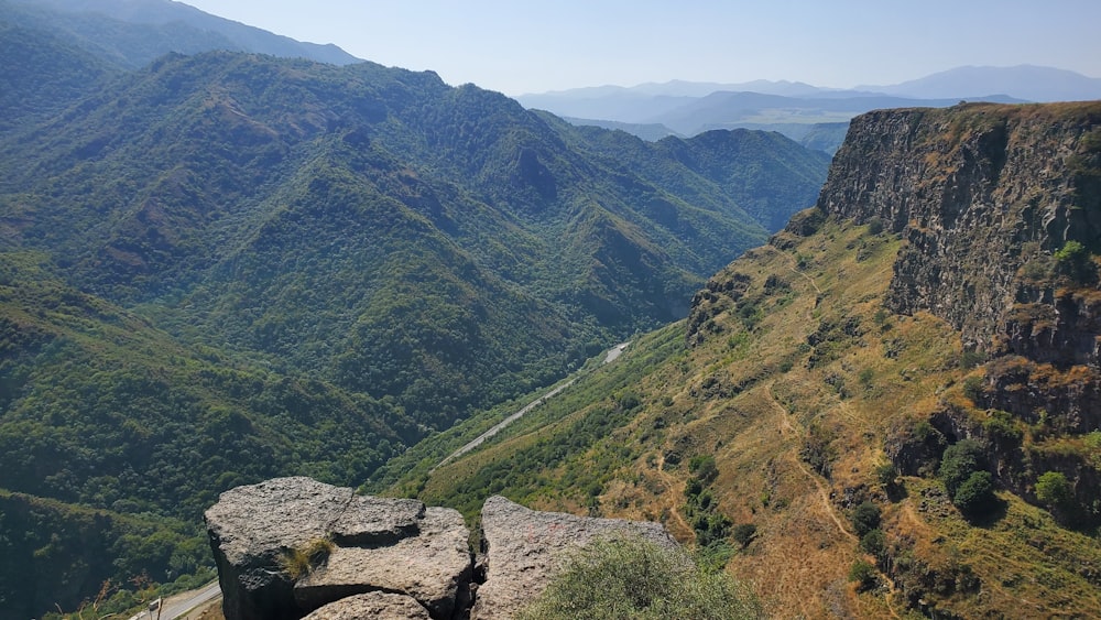 Un paisaje con colinas y árboles