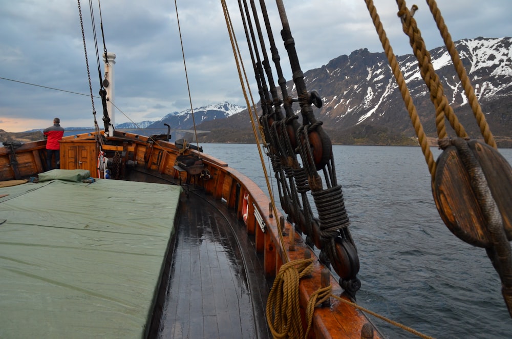 a boat with ropes and ropes