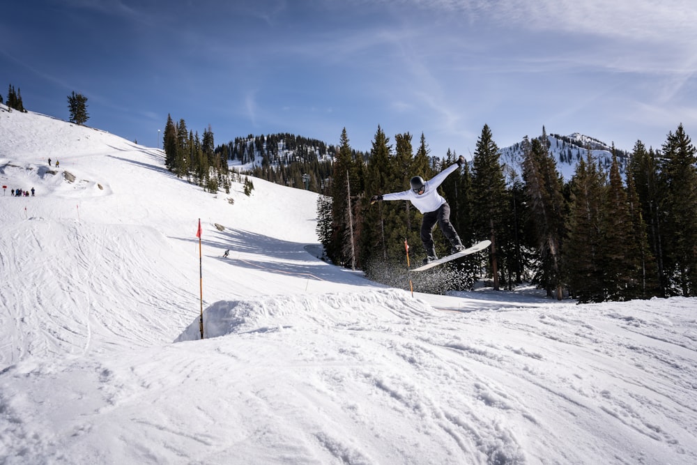 Eine Person, die auf einem Snowboard in die Luft springt