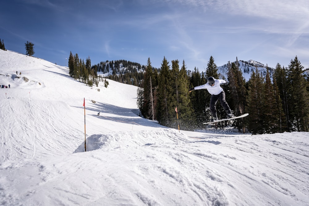 Eine Person, die auf einem Snowboard in die Luft springt