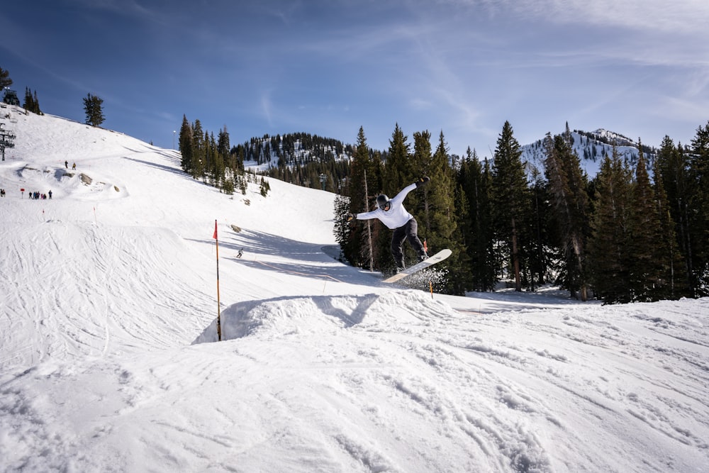 um snowboarder voa pelo ar