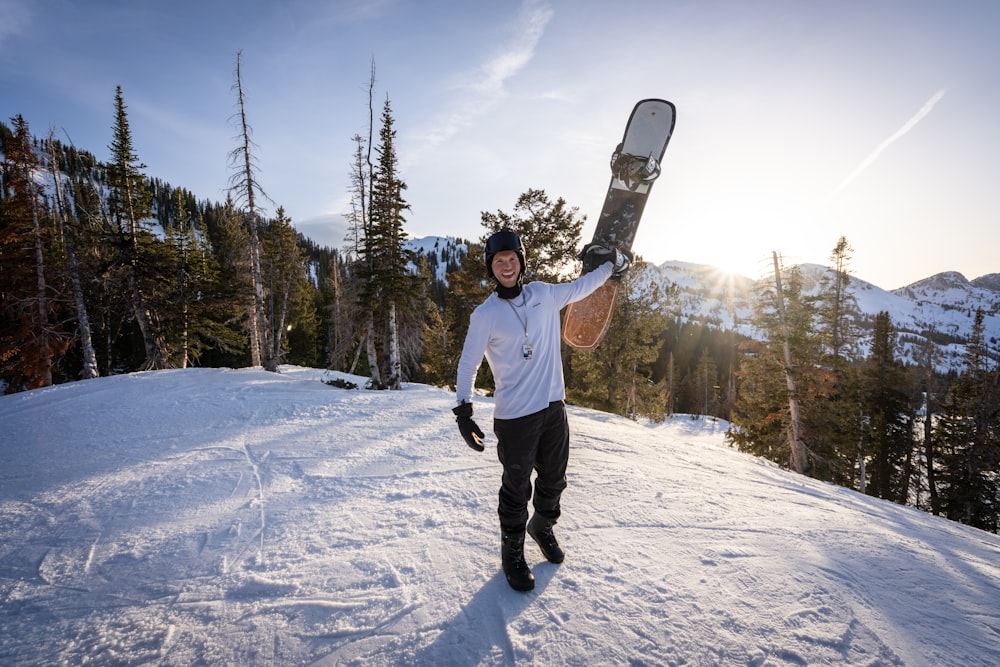 Un homme tenant une planche à neige