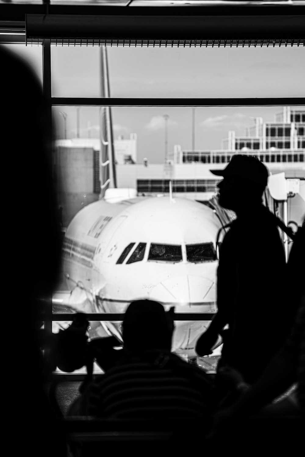 Un homme se tient à côté d’un avion
