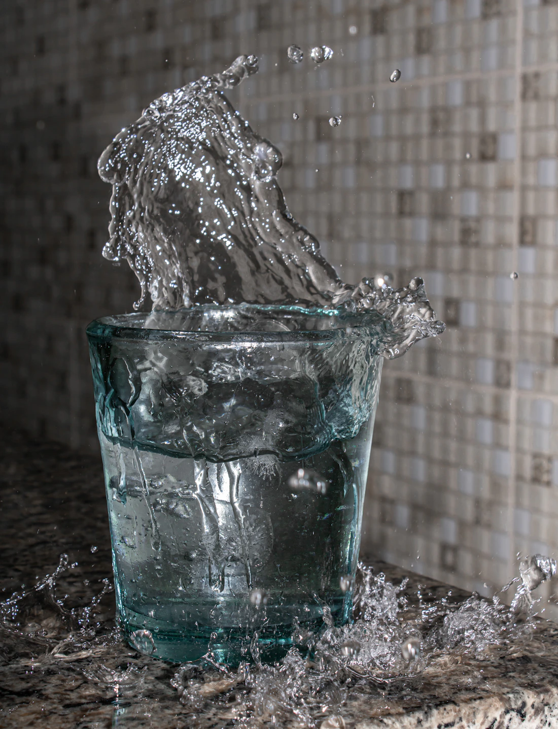 Agua en un vaso, fotografía ilustrativa