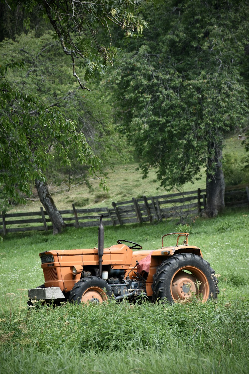 um trator em um campo