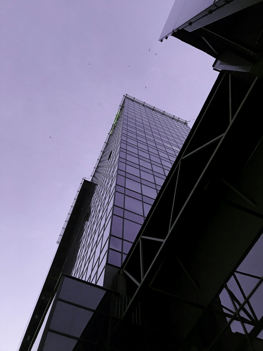 uma visão de baixo ângulo de um edifício