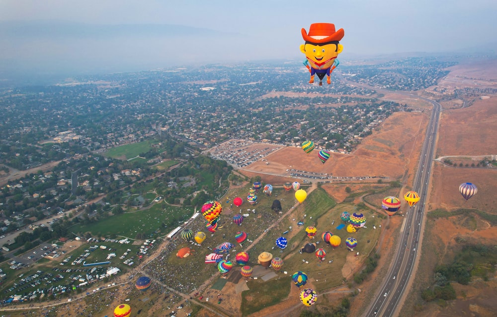 um grupo de balões de ar quente sobre uma cidade