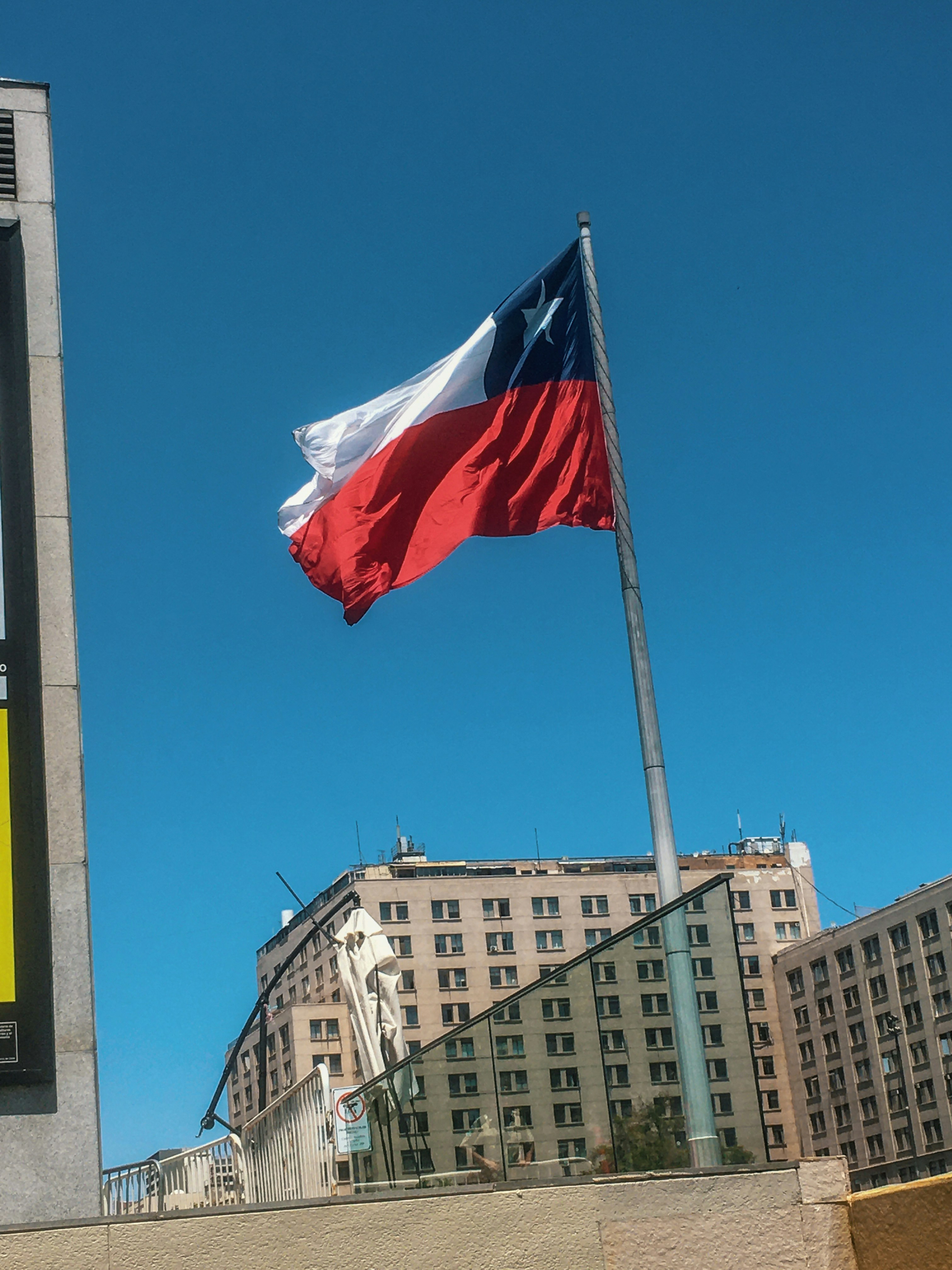 una bandera en un poste