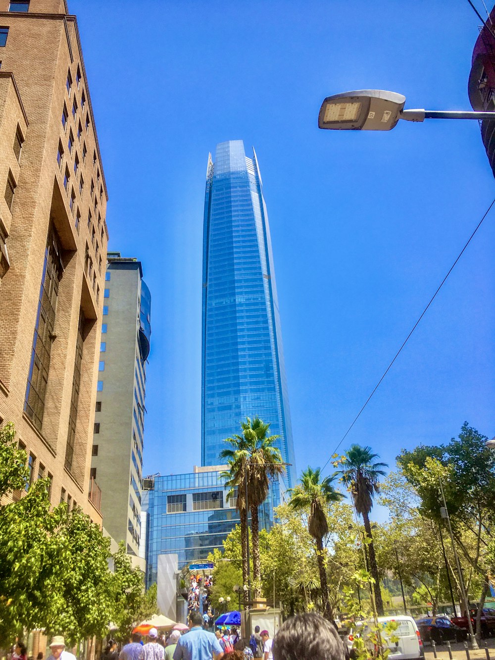 Un edificio alto de vidrio