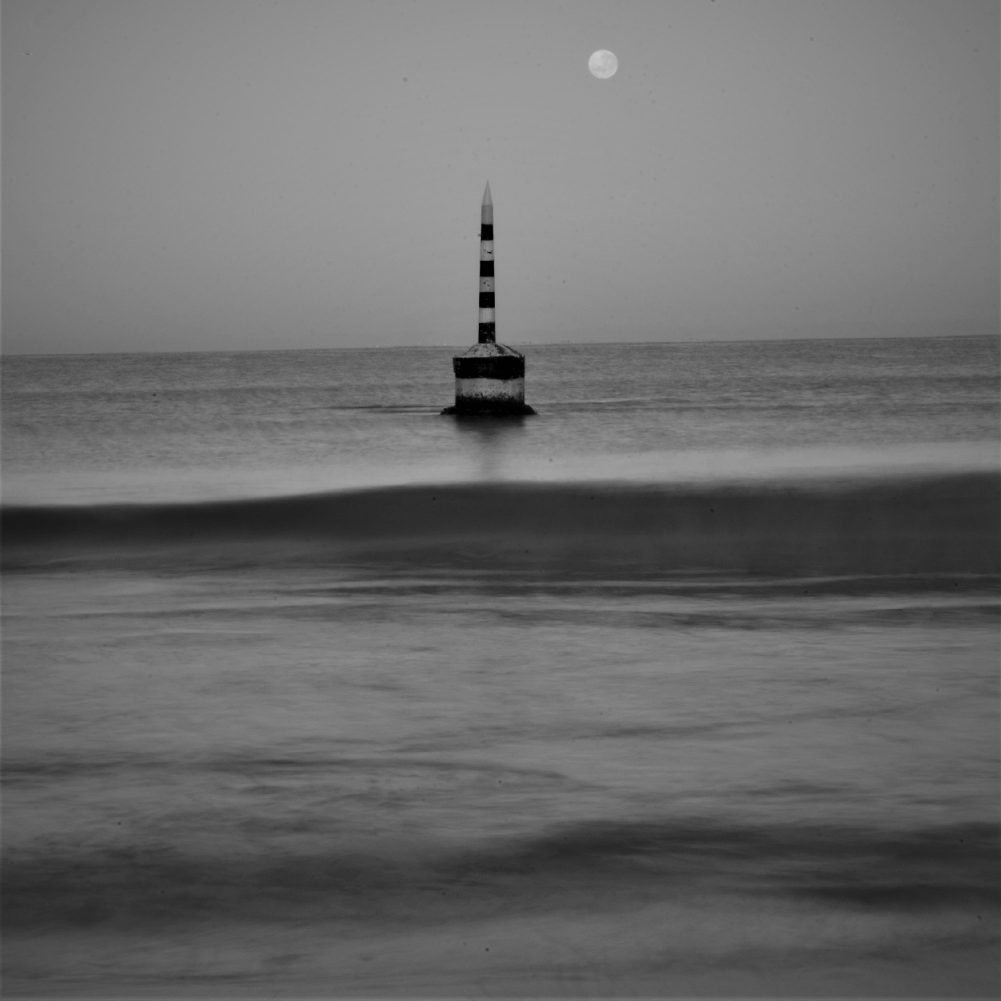 2025-02-19 - 自回家和老人一住月餘，就養成了兩段式的睡眠模式，基本一到三點醒著，觀測她的生命體徵，屏氣凝神地看她胸口微弱起伏、鼻孔翕動的頻率，即使我根本不用如此焦慮地做這些事，畢竟她的生命不至於脆弱至斯。</