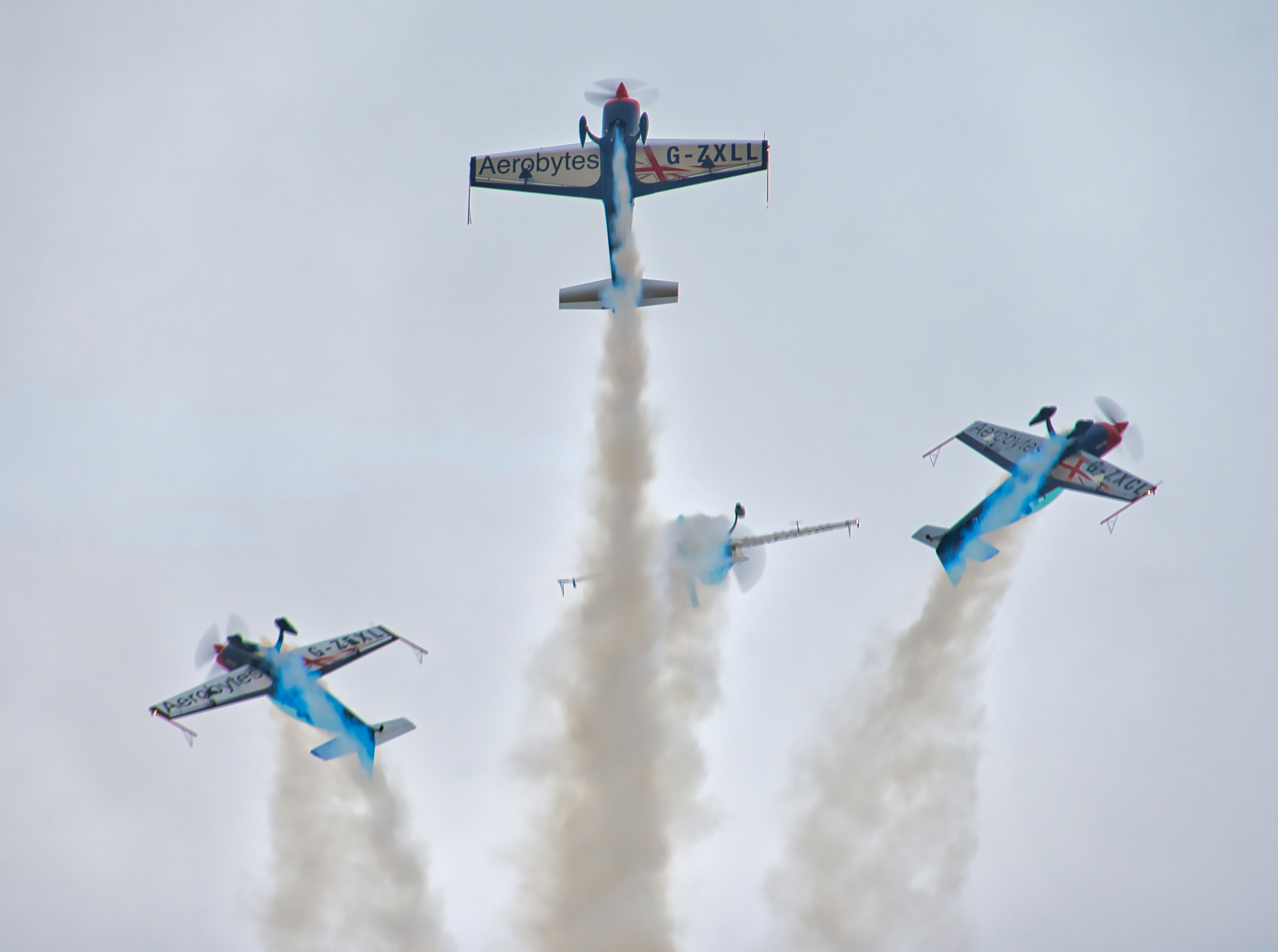 Un groupe d’avions volant dans le ciel