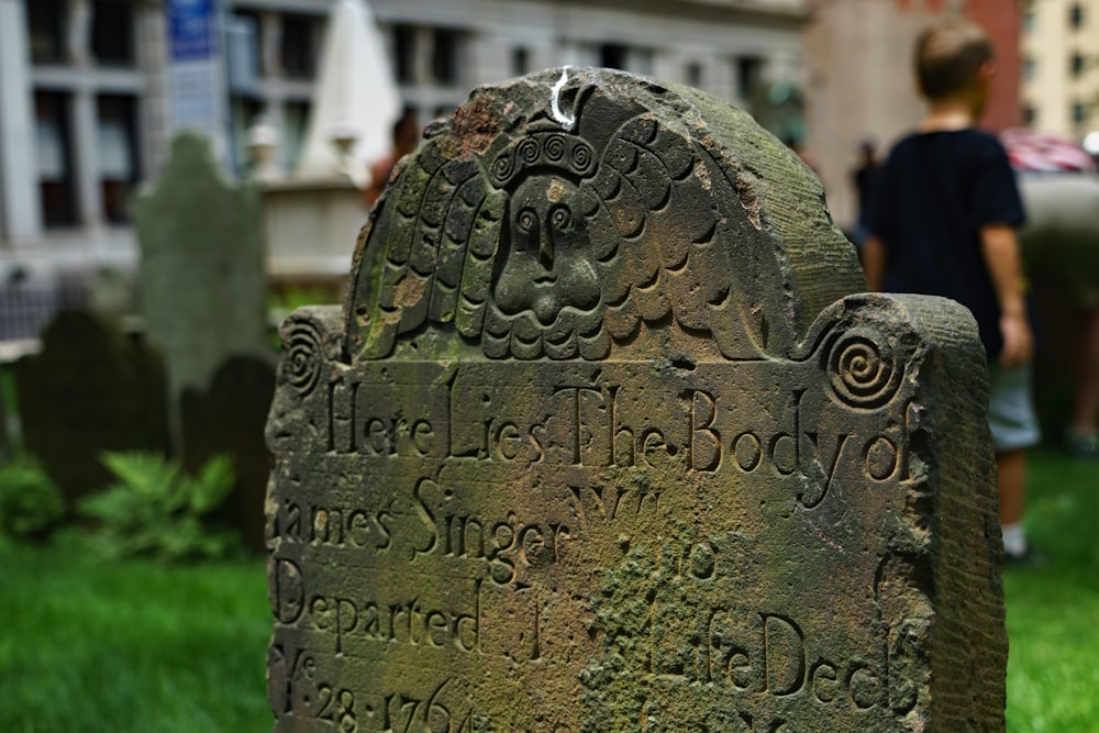 Ein Stein mit einem geschnitzten Gesicht