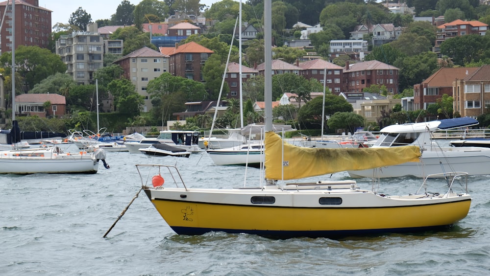 um barco na água