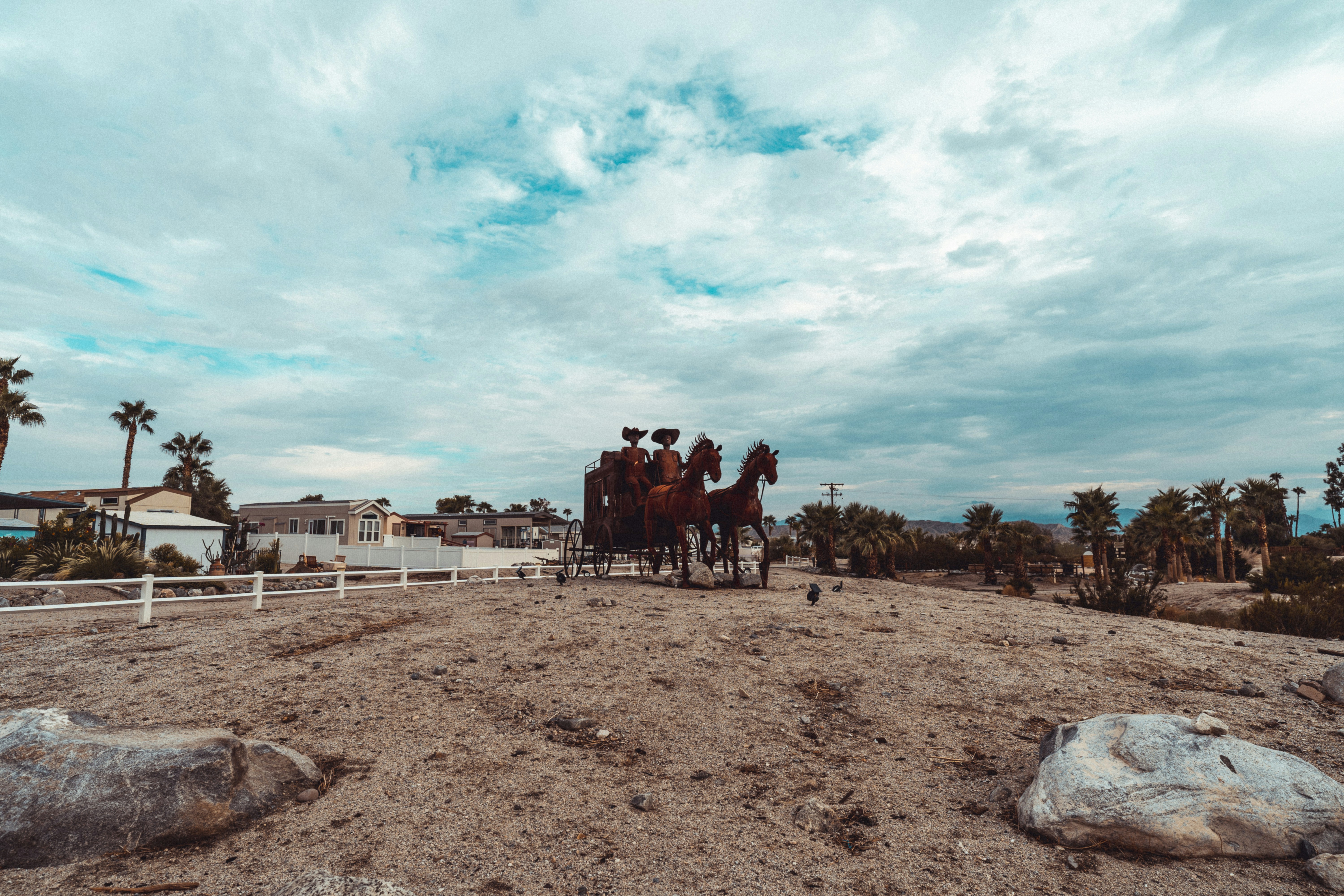 말이 끄는 마차를 타고 있는 한 무리의 사람들