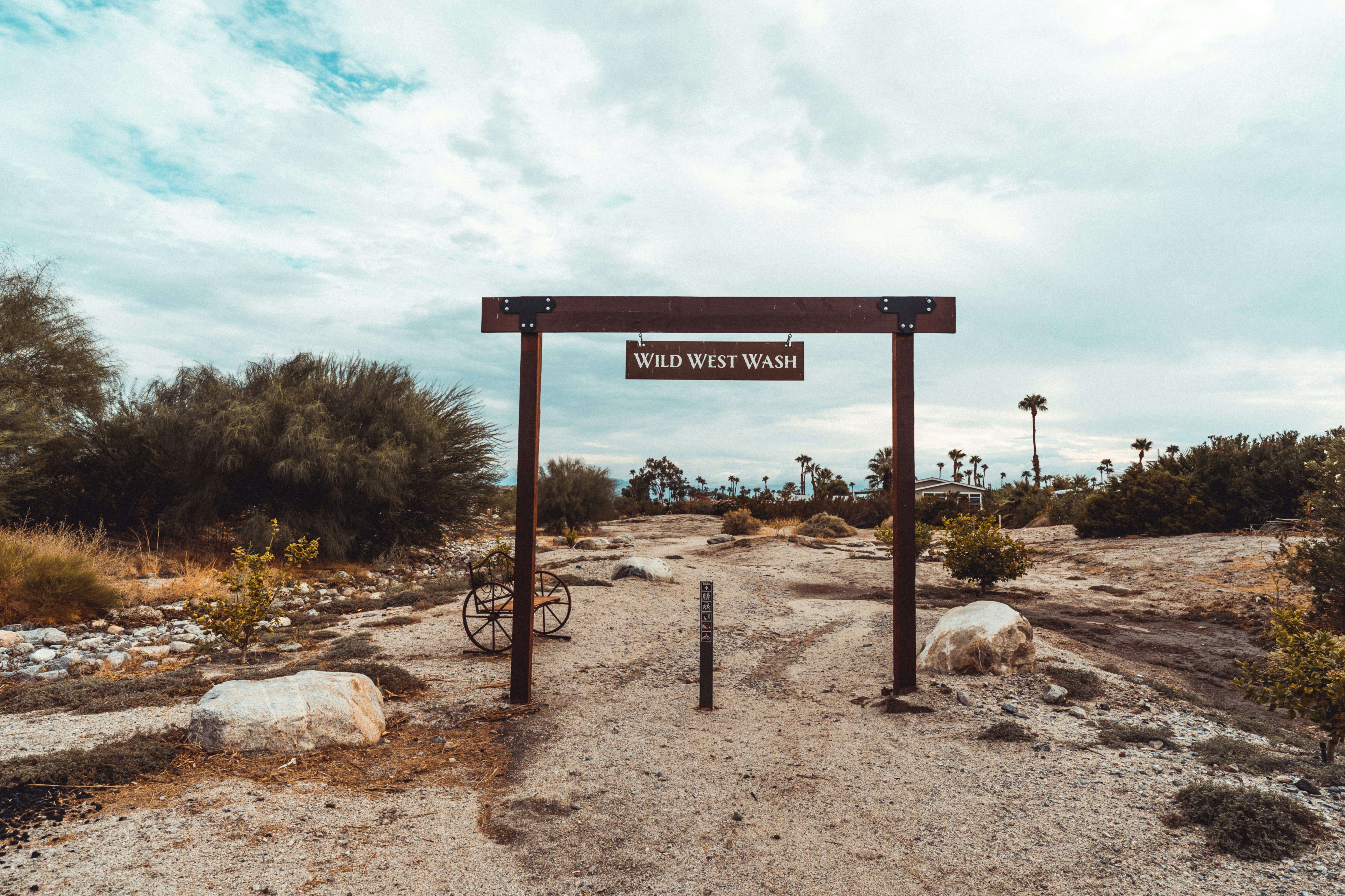표지판 옆에 주차된 자전거