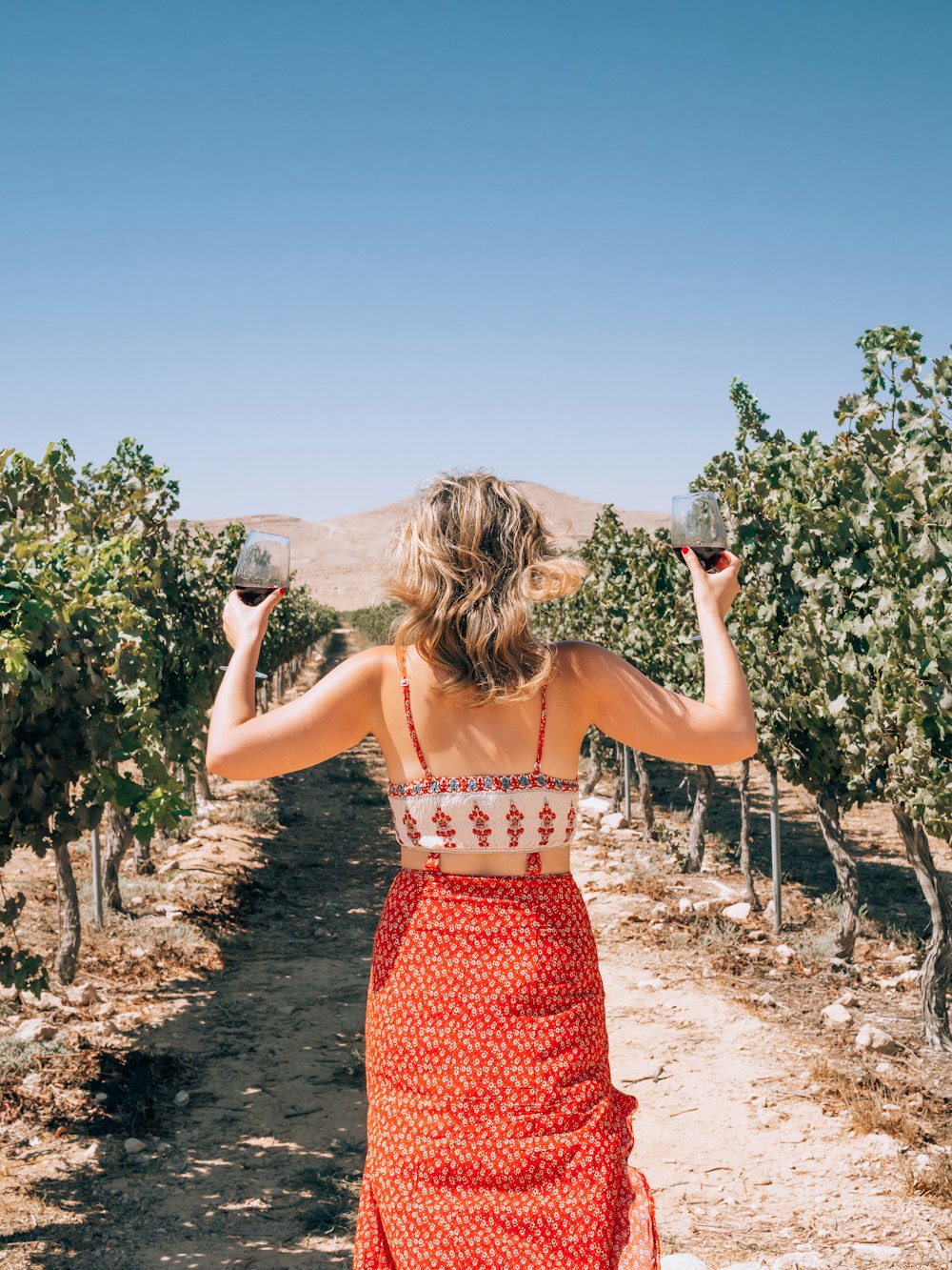 Una mujer con un vestido rojo