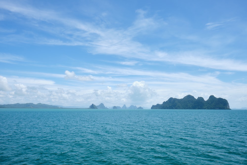 un cuerpo de agua con islas en él