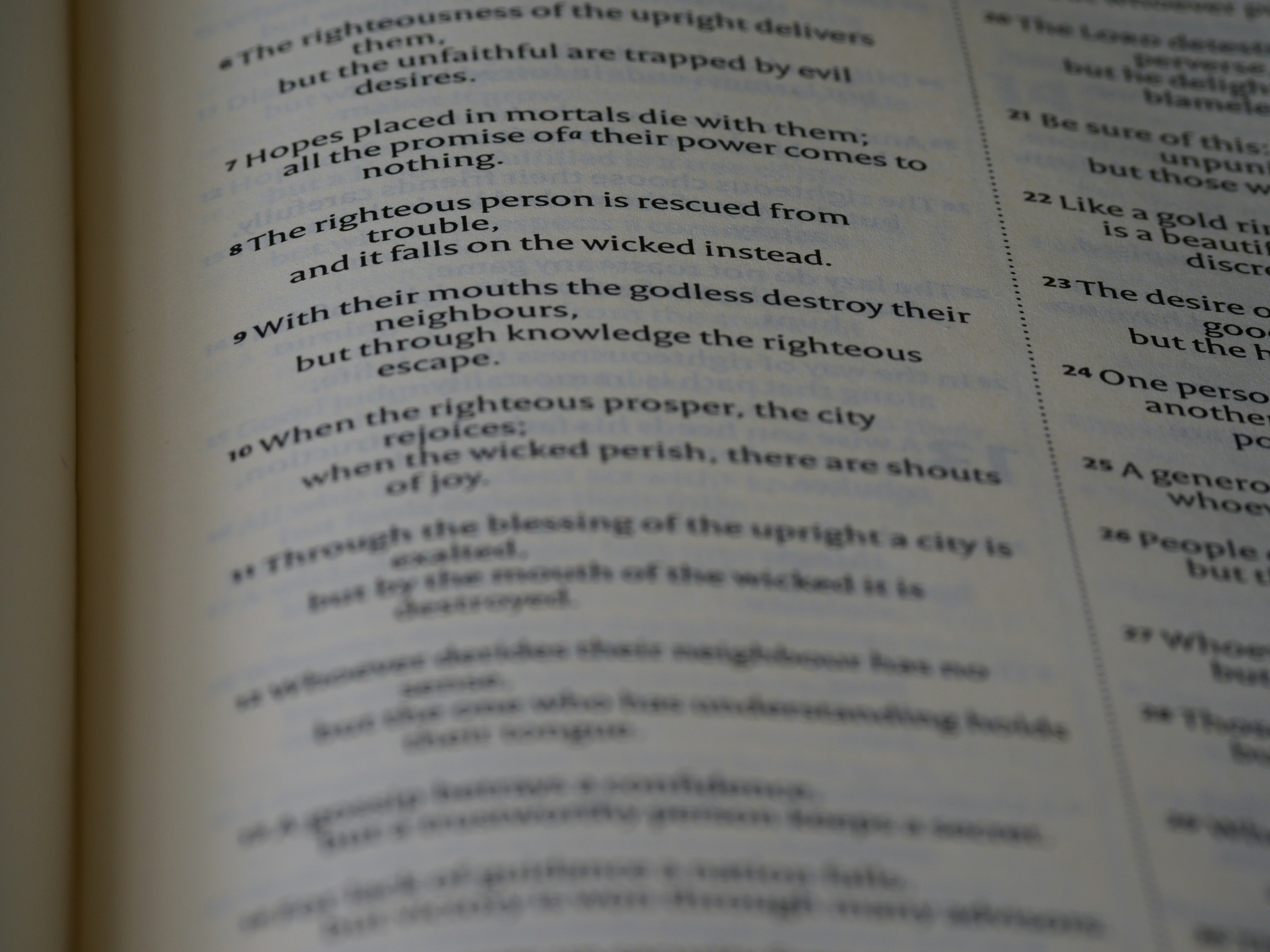 Önünde açık bir sözlük, renkli kalemler ve ders notları bulunan bir öğrencinin kelime öğrenme ve çalışma masası görünümü.