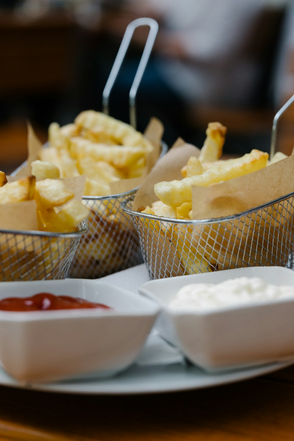 Ein Teller Pommes frites und eine Schüssel Pommes frites