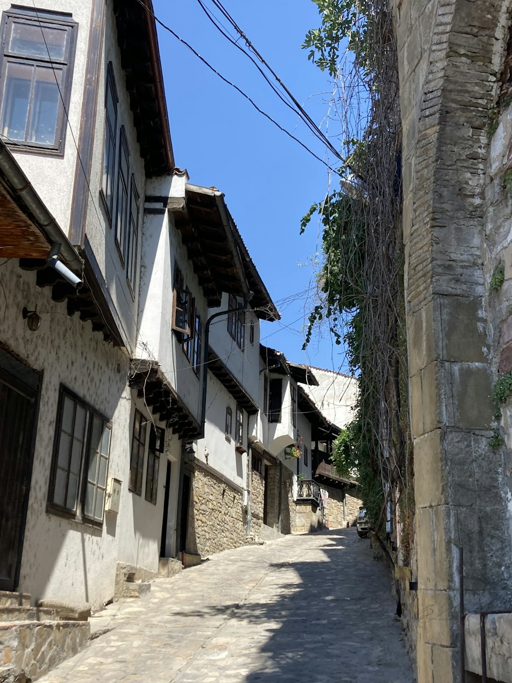 a narrow street between buildings