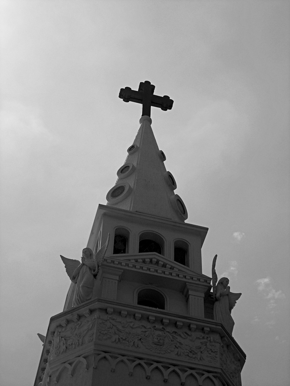 Un bâtiment avec une croix sur le dessus