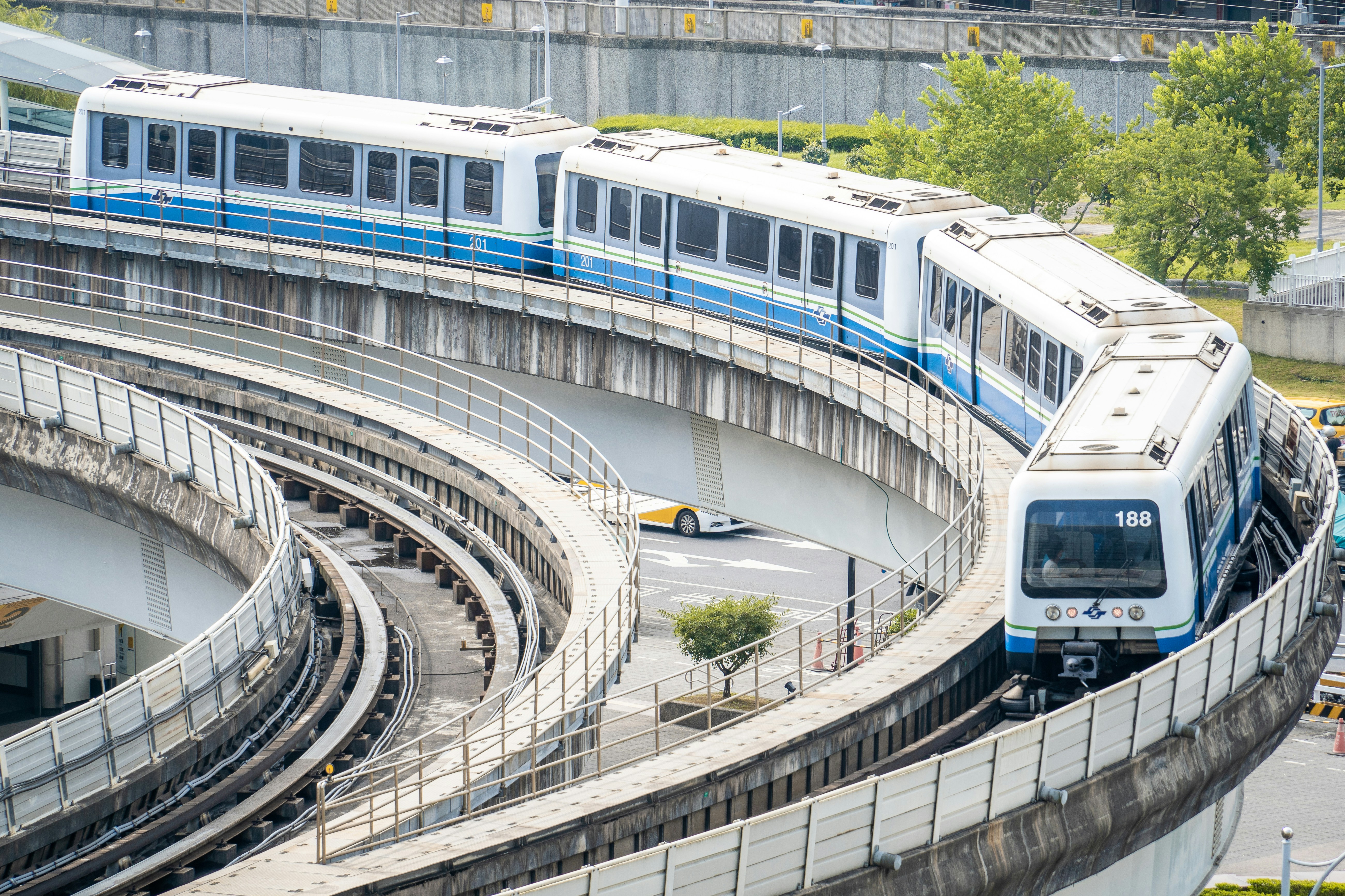 南港展覽館站彎道上的台北捷運列車