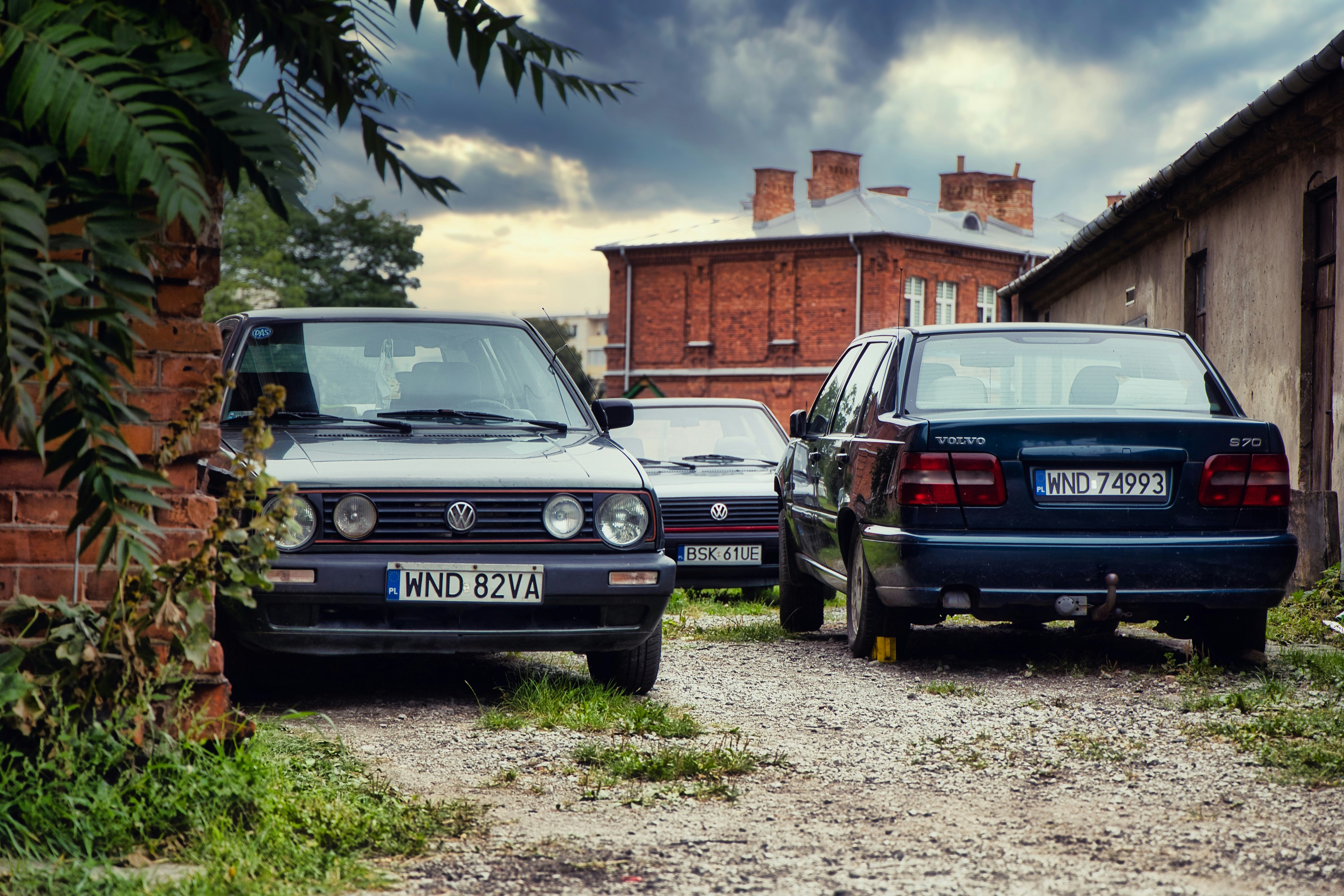 Vehículo en taller mecánico con motor expuesto