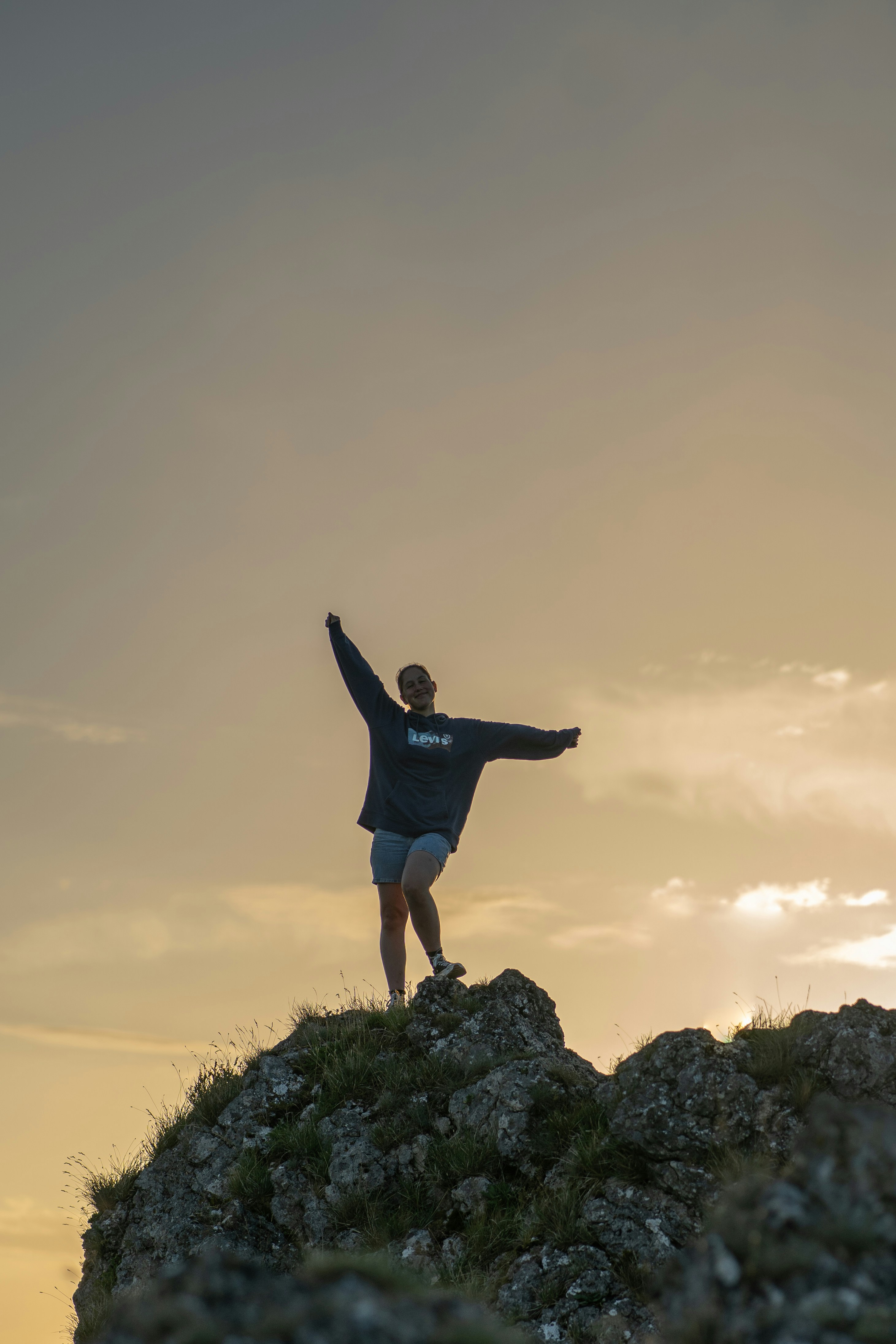 um homem de pé sobre uma rocha
