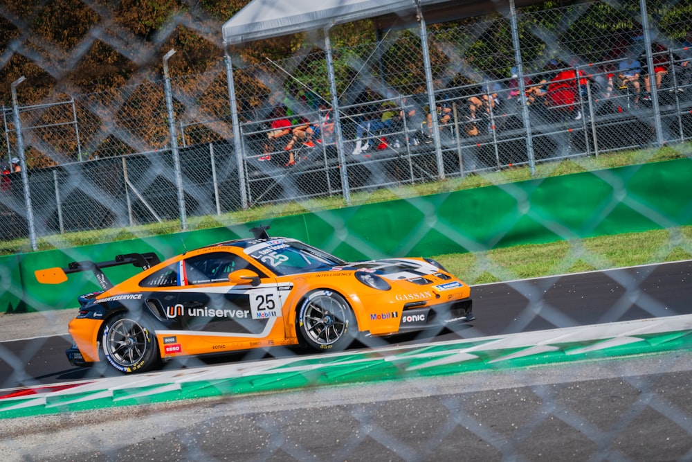 Un coche de carreras en una pista