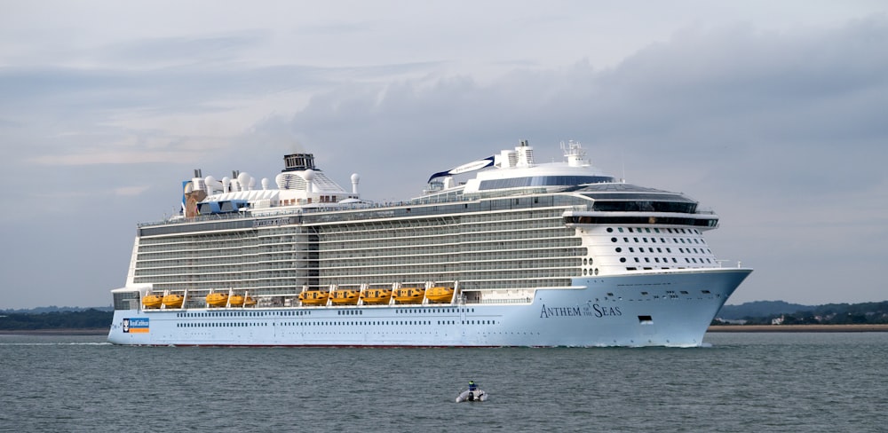 Ein Kreuzfahrtschiff auf dem Wasser