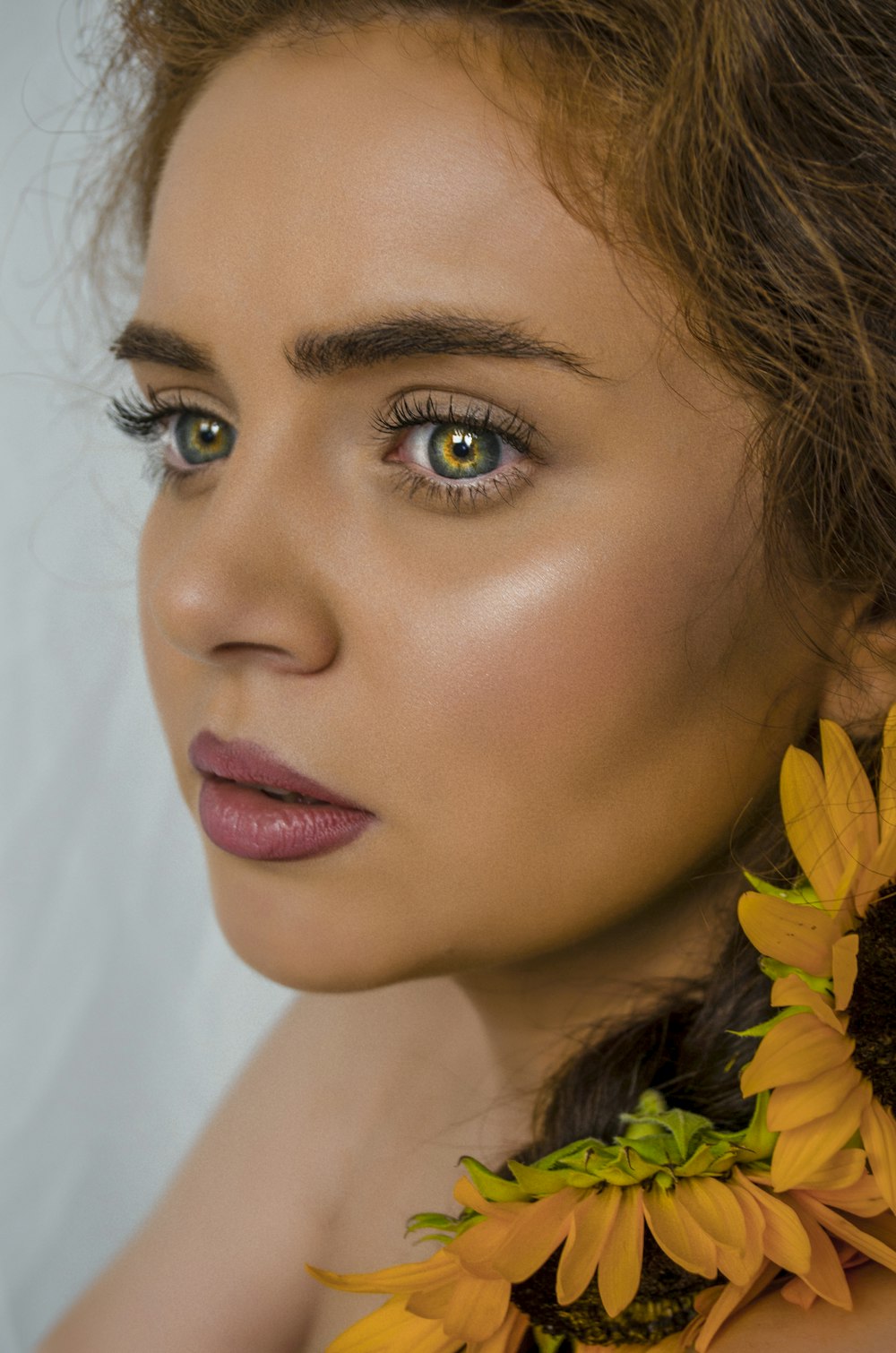 uma mulher com uma flor em seu cabelo