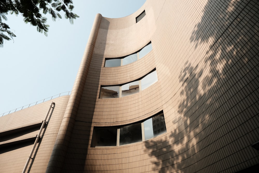 um edifício alto com janelas