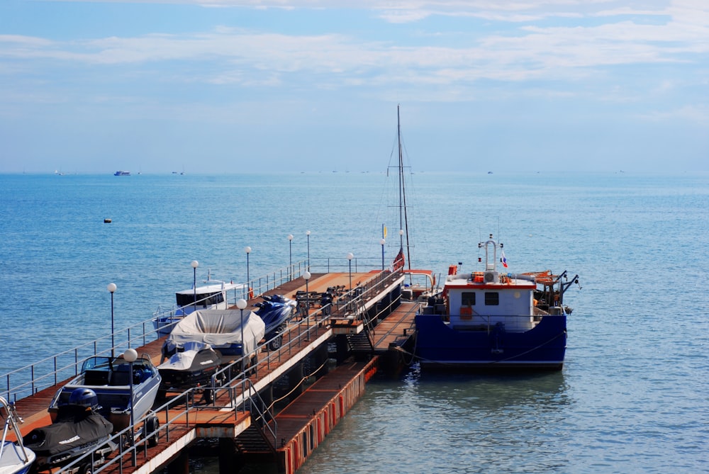 Un barco está estacionado en un muelle