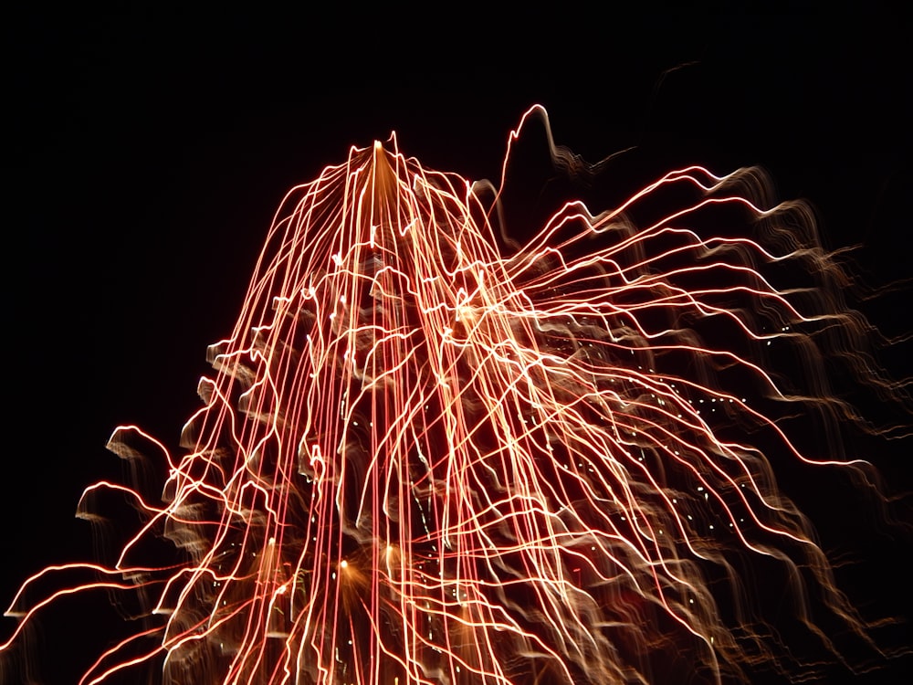 Ein Feuerwerk, das am Himmel explodiert