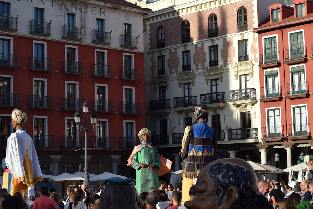 Un grupo de personas vestidas en una calle