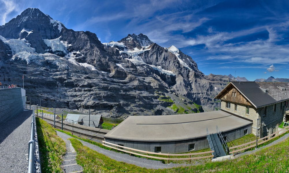 Un edificio con una montaña al fondo