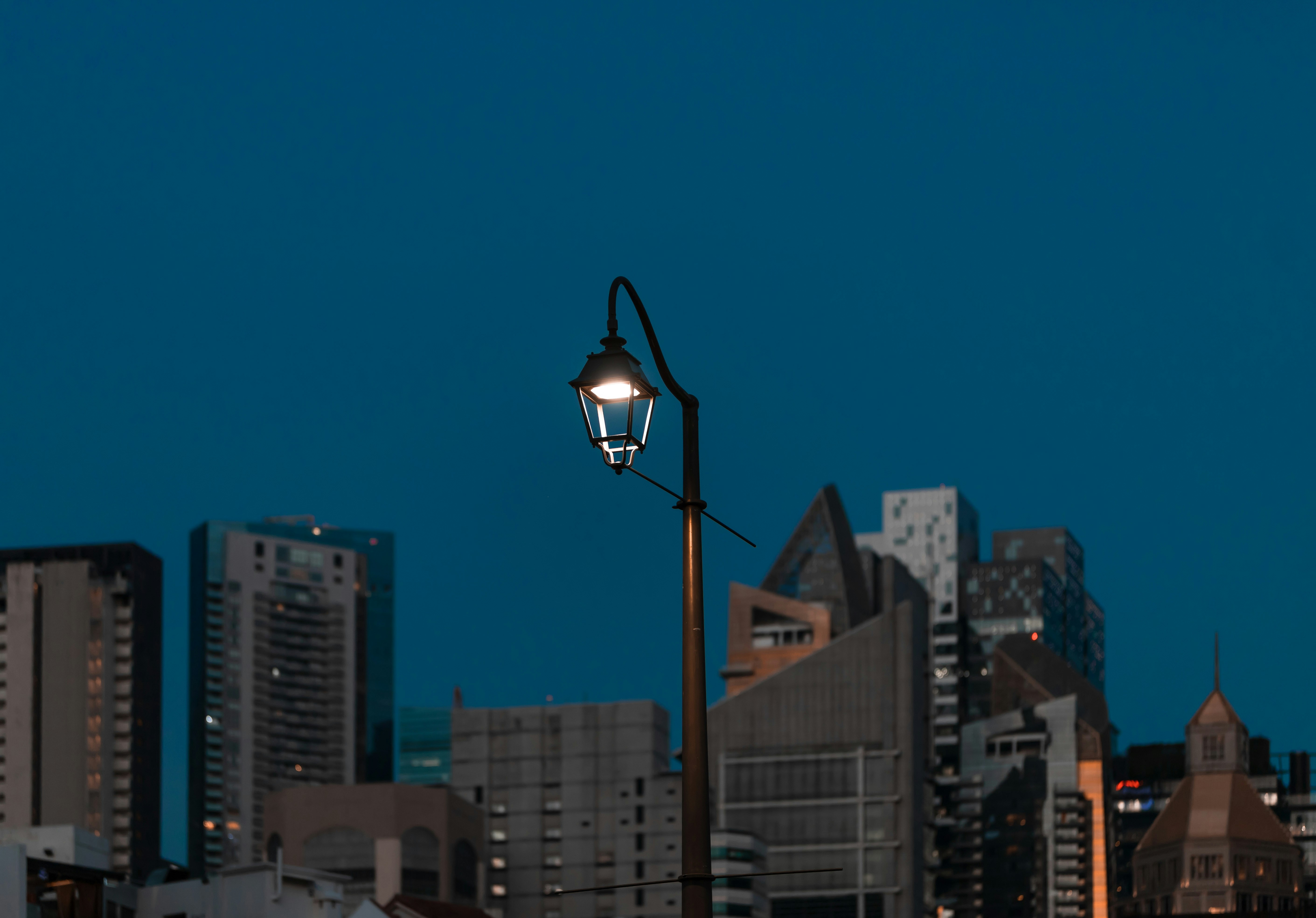 Un horizon de la ville avec un lampadaire