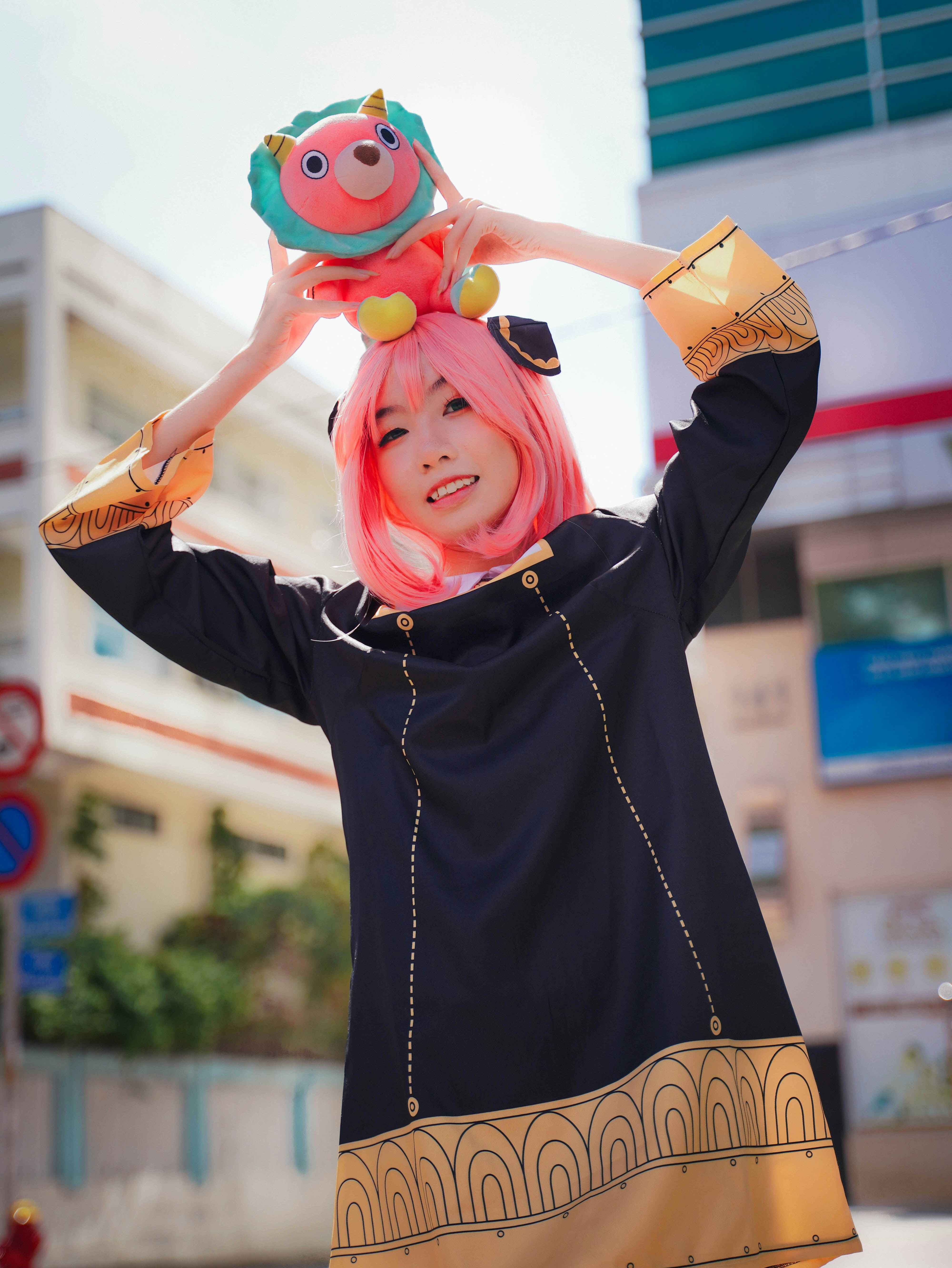 seseorang yang memegang boneka binatang