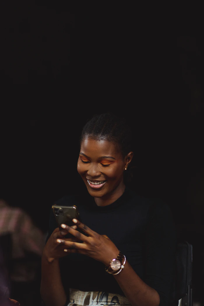 Professionnelle africaine avec la technologie