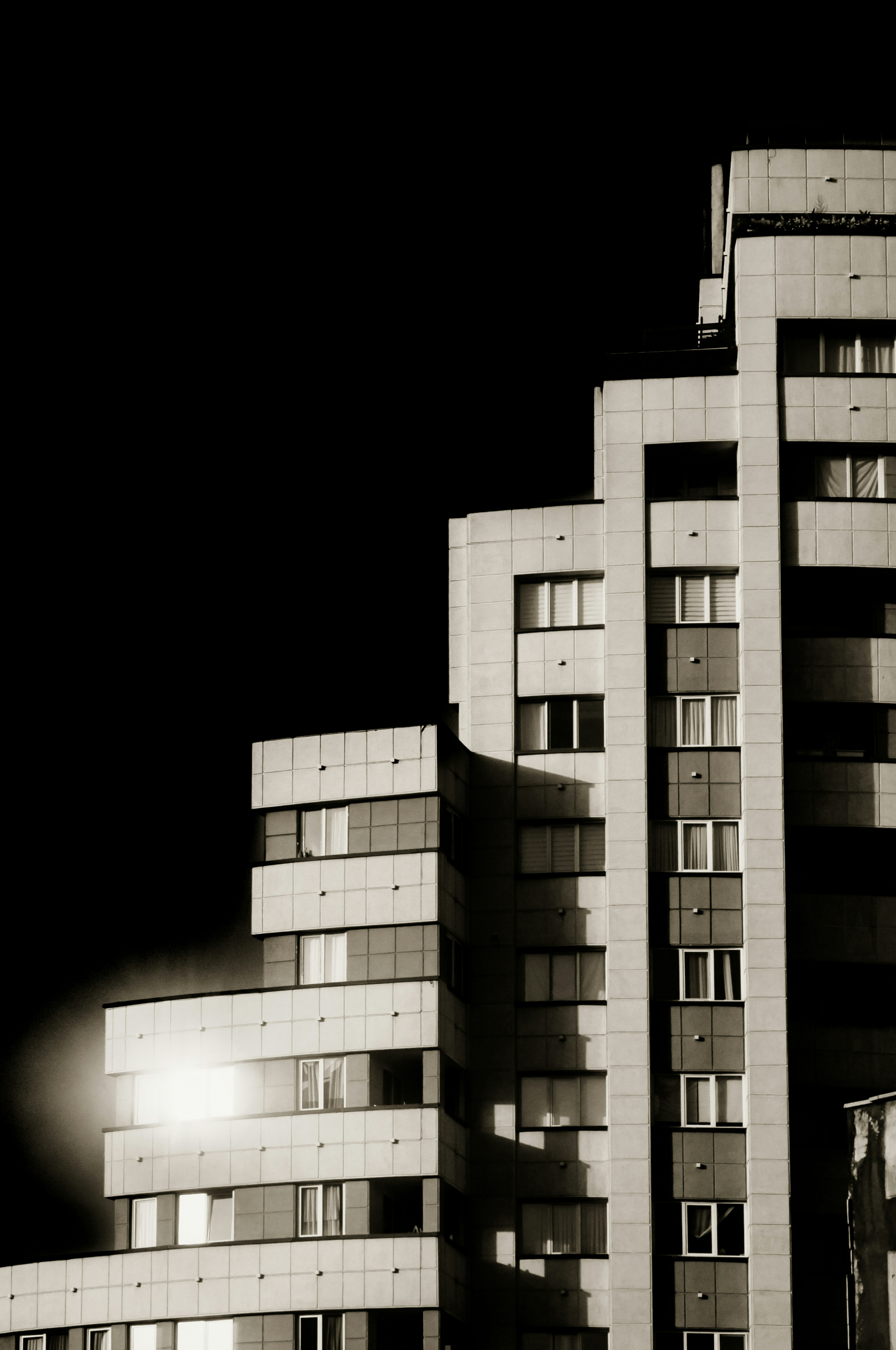 Ein hohes Gebäude mit Fenstern