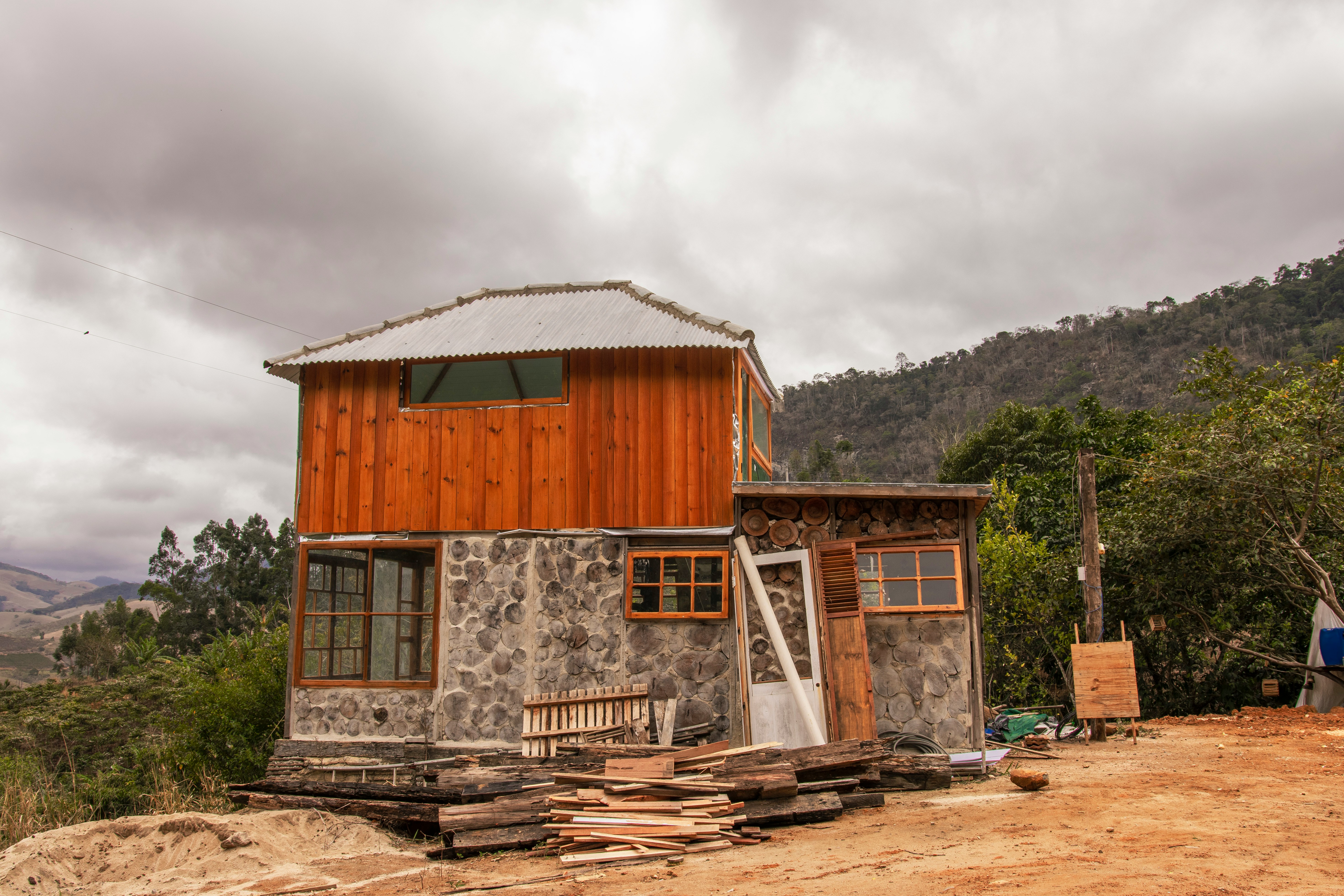 Construir com Consciência na Serra: Práticas Sustentáveis que Valorizam Seu Imóvel e Preservam a Natureza
