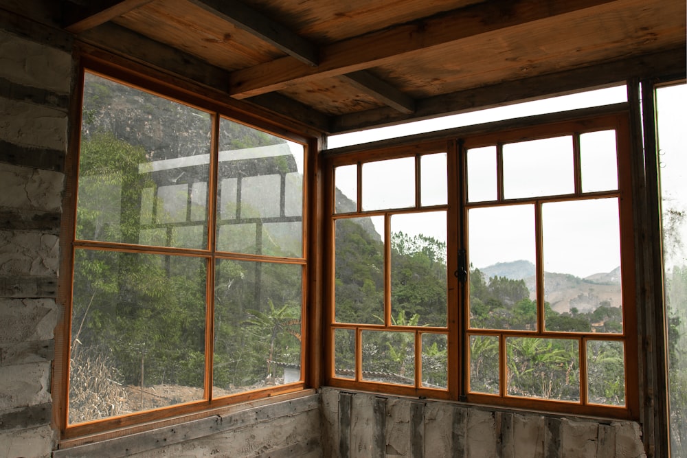 um quarto com janelas e vista para as árvores