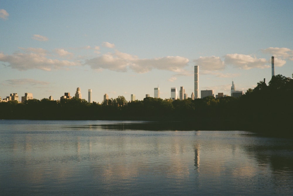 Eine Skyline der Stadt über einem Gewässer