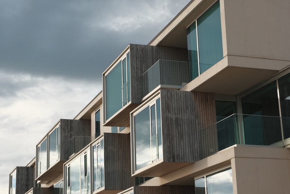 Un edificio con ventanas