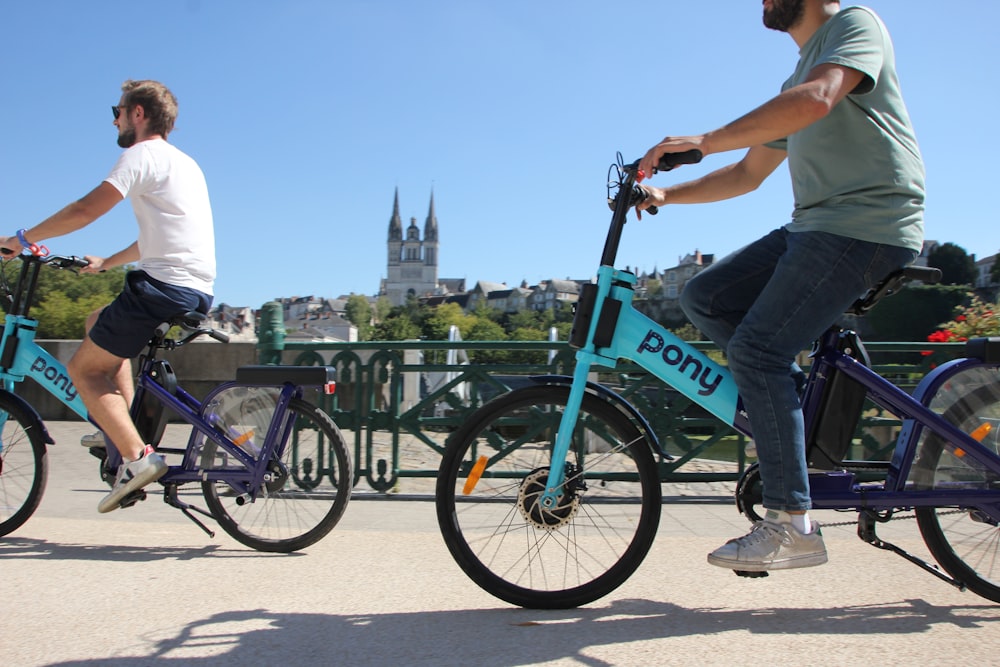 un couple d’hommes à vélo