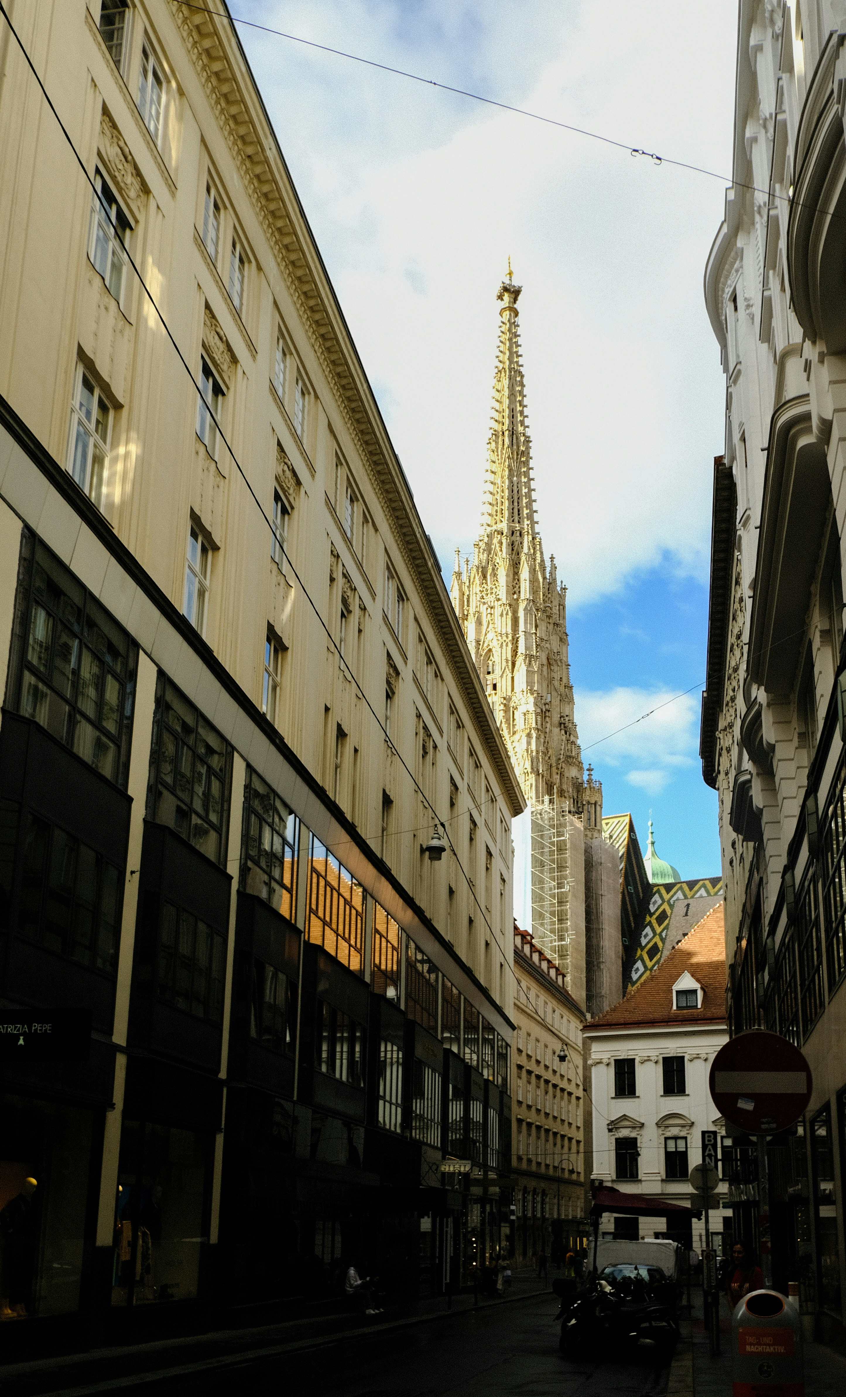 une rue avec des bâtiments de chaque côté