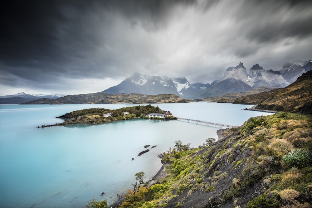 Un cuerpo de agua con islas y montañas al fondo