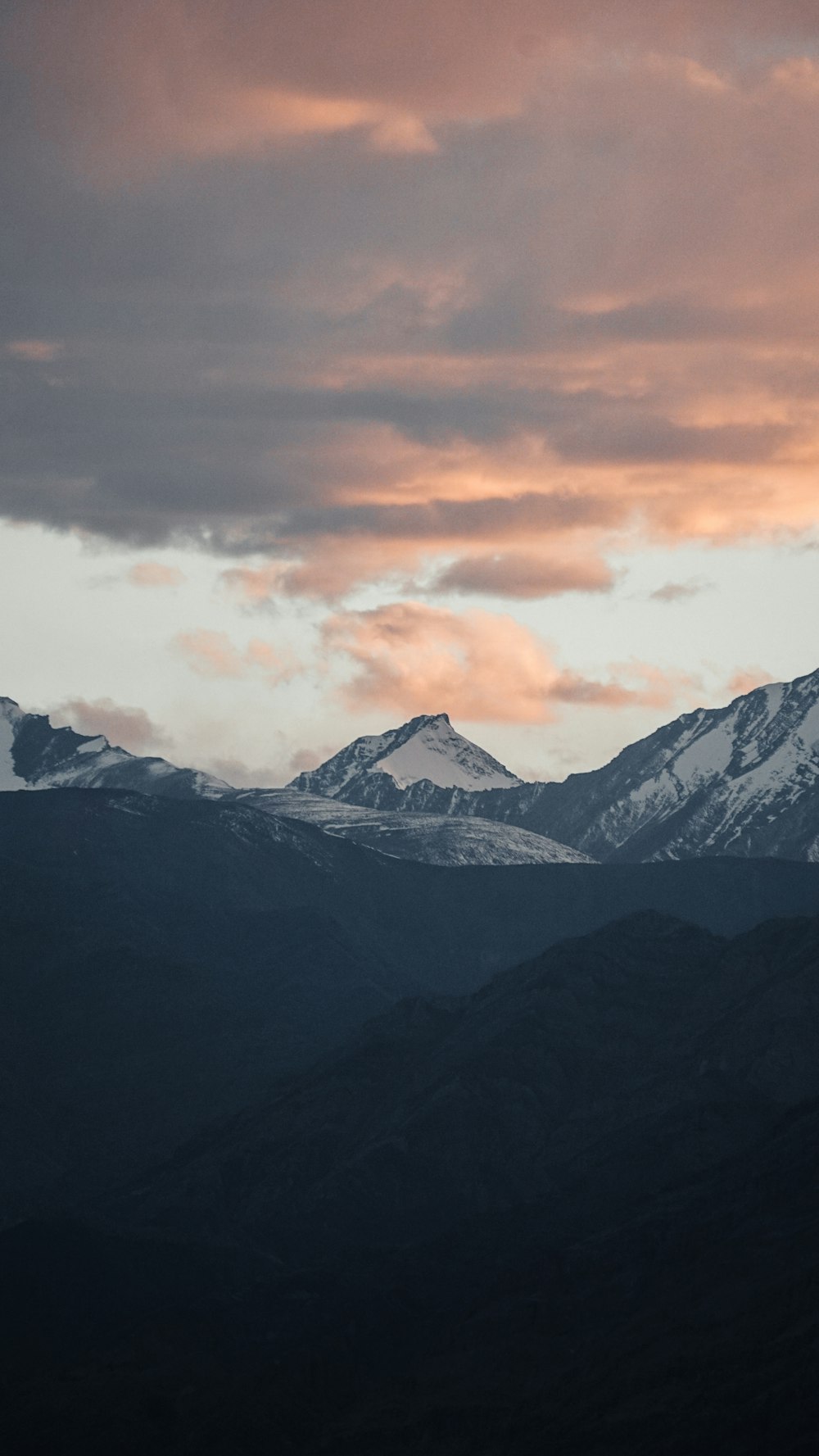 a snowy mountain range