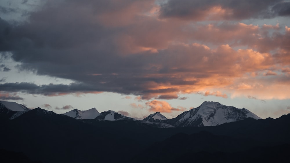 a snowy mountain range